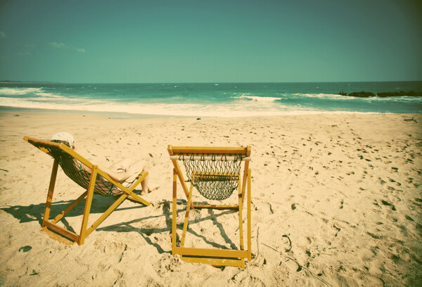 沙滩上的躺椅图片