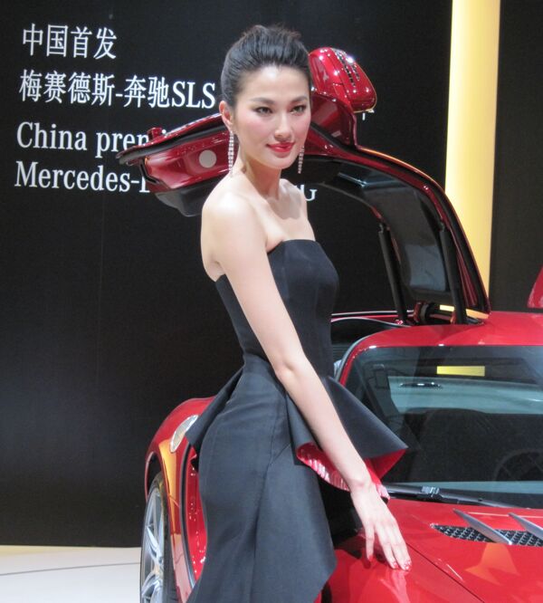 2010年北京车展奔驰车模戴小奕图片