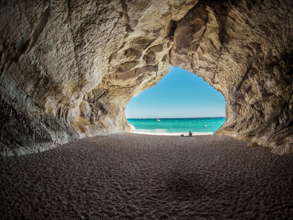 沙滩洞穴