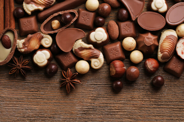 木板上的八角与巧克力糖图片