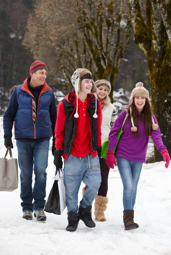 雪地上行走的一家人图片
