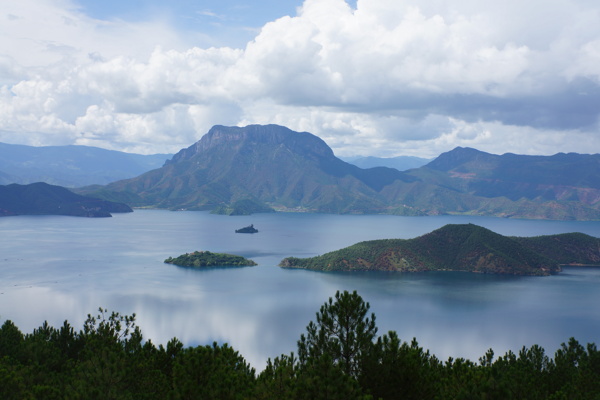 湖泊云朵山峰风景图片