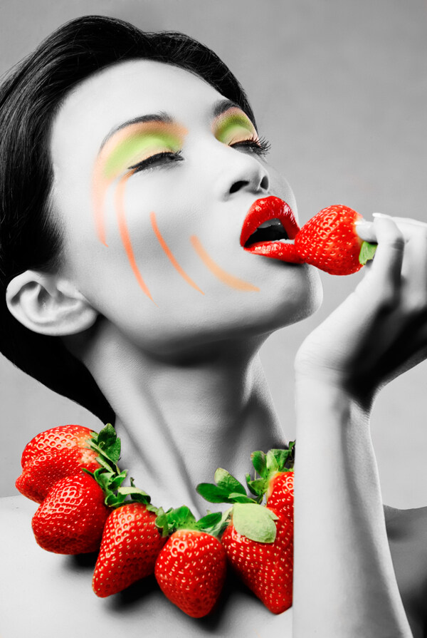 草莓与性感时尚美女图片