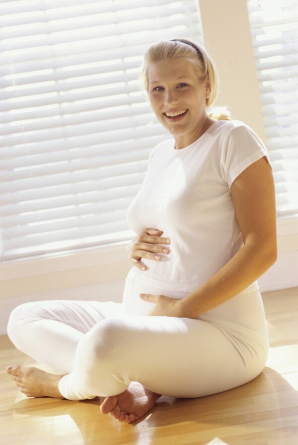 练瑜珈的孕妇图片
