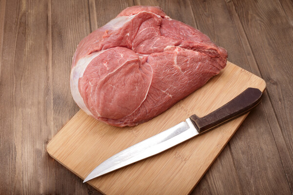 砧板上的瘦肉与刀