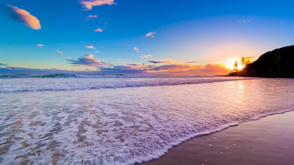 夕阳海景沙滩蓝天白云浪花