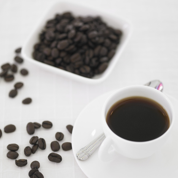 咖啡豆与咖啡特写图片