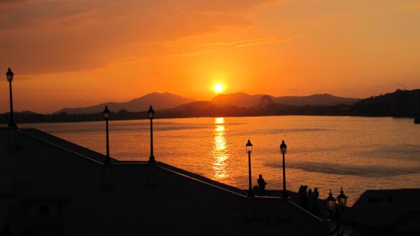 唯美湖边夕阳风景图片