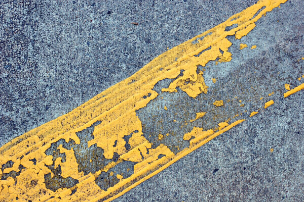 黄色破损马路黄线