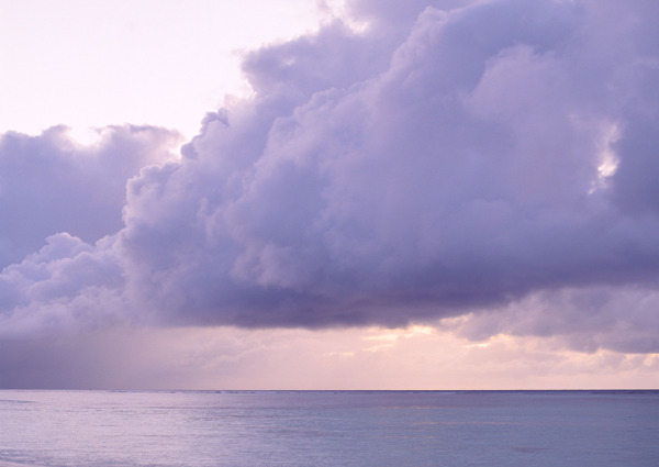 乌云下的大海图片
