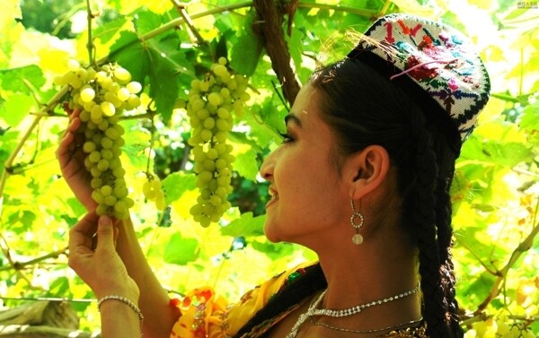 葡萄树下的维族姑娘