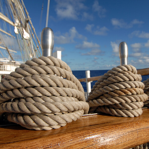 帆船上的绳子图片