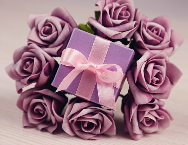 紫色仿真玫瑰花图片