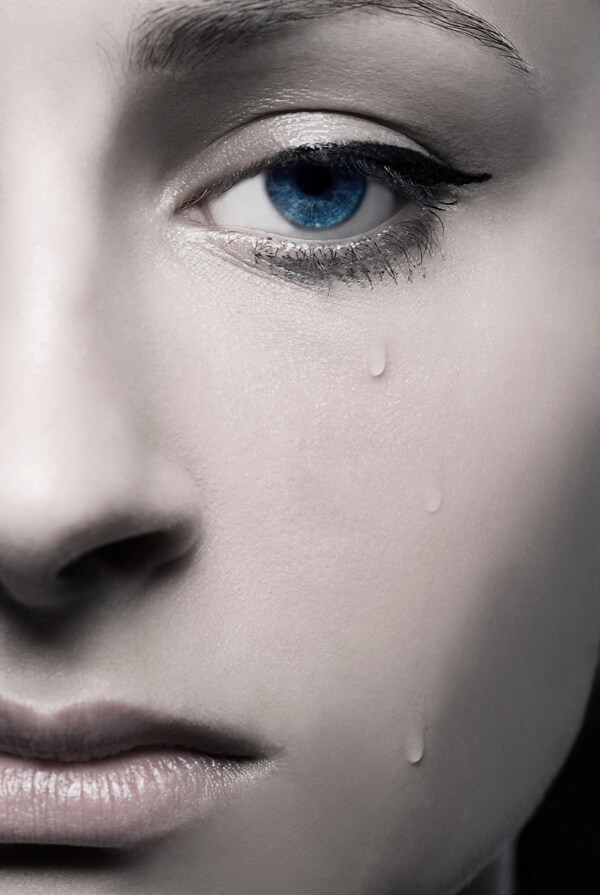 伤心流泪的蓝眼睛女人图片