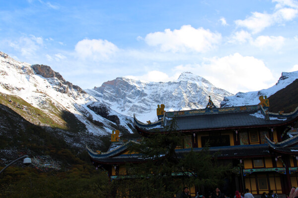 雪山古建筑风景图片