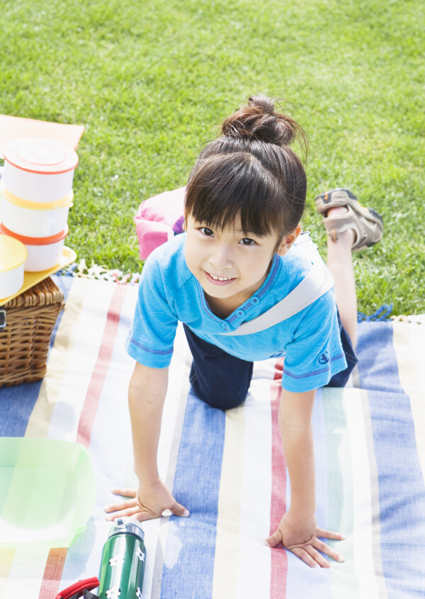 野餐的可爱小女孩图片