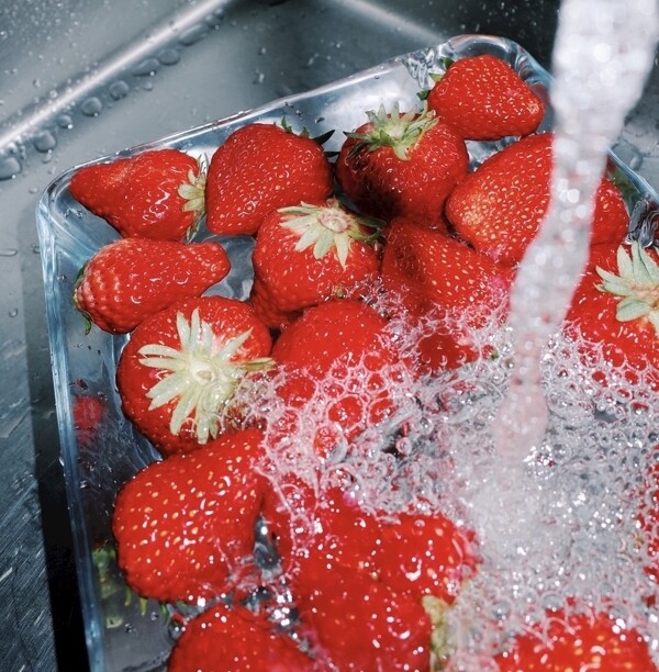 草莓沐浴图片