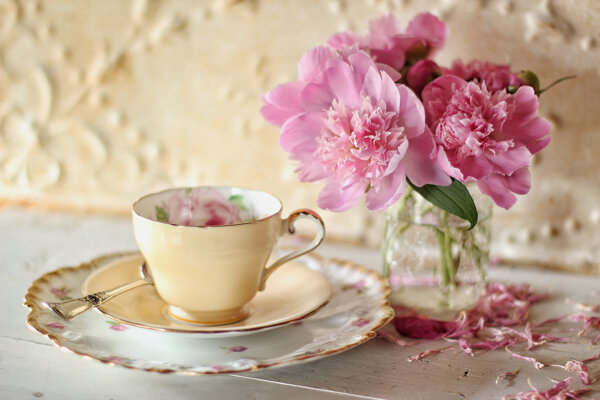 唯美牡丹花与茶杯图片