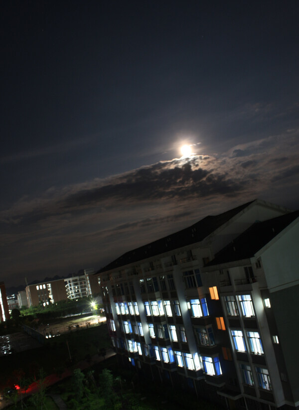 月亮照耀下的宿舍图片
