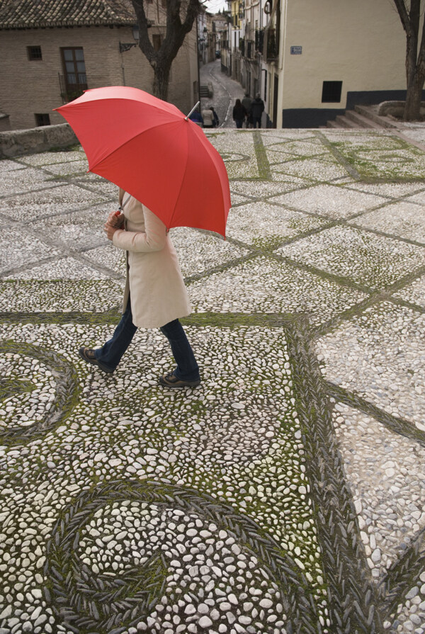 打着伞走在街上的美女图片