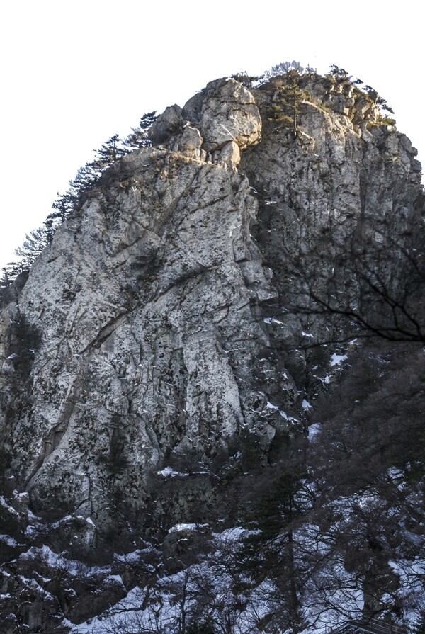 陡峭高耸于云的山峰