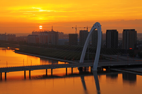 夕阳下大桥风景图片