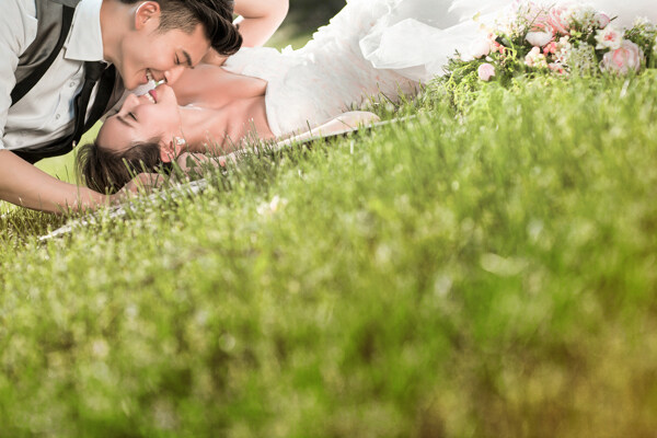 躺在草地上接吻的恋人图片