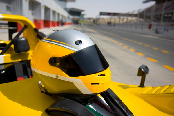黄色赛车头盔图片
