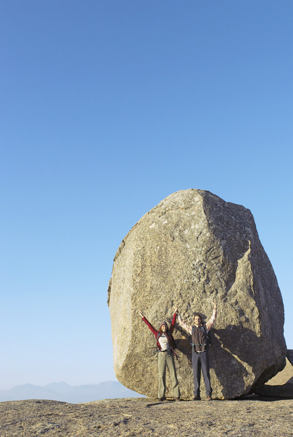 石头前的登山运动员图片