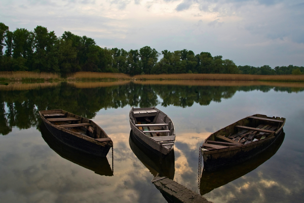 湖面上的木船图片