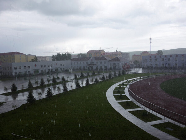 雨中的一中校园图片