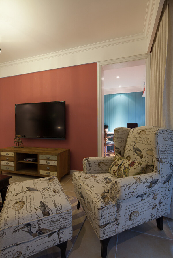 现代客厅砖红色背景墙室内装修效果图