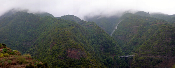 山峦白云风景图片