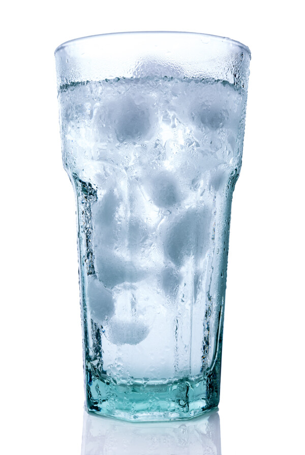 水杯里的冰块与水图片