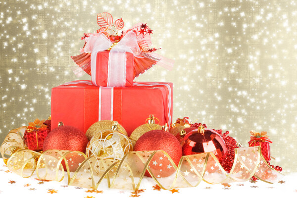 圣诞球与礼物背景图片