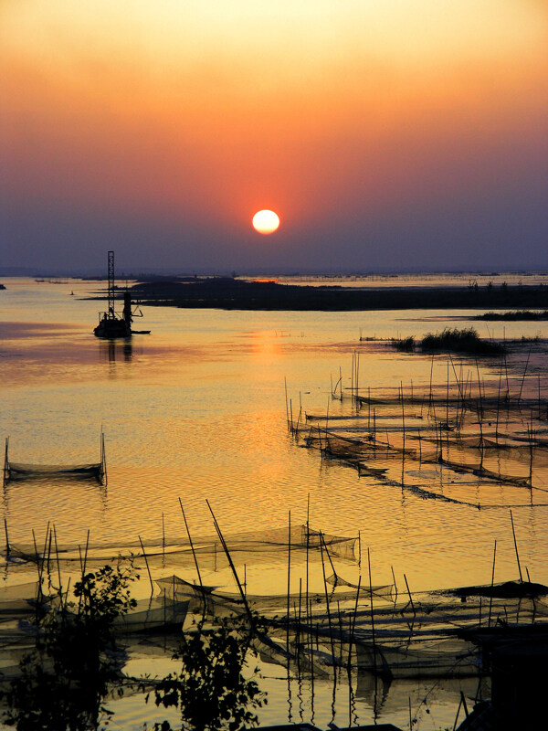 夕阳下的微山湖图片