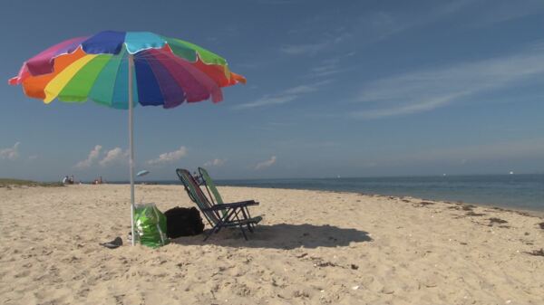 丰富多彩的沙滩椅沙滩伞对股票的录像视频免费下载