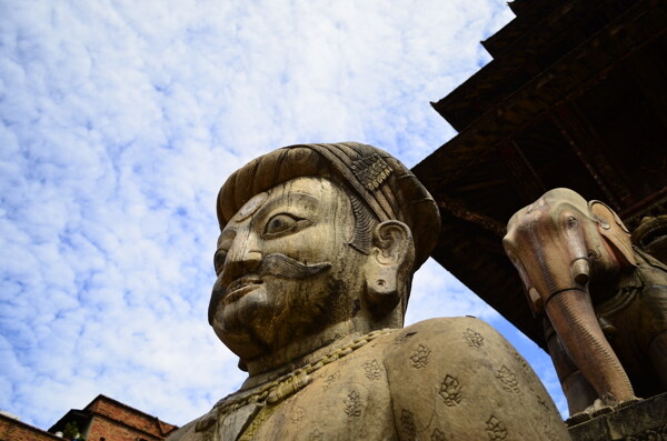 尼泊尔神庙蔚蓝天空图片