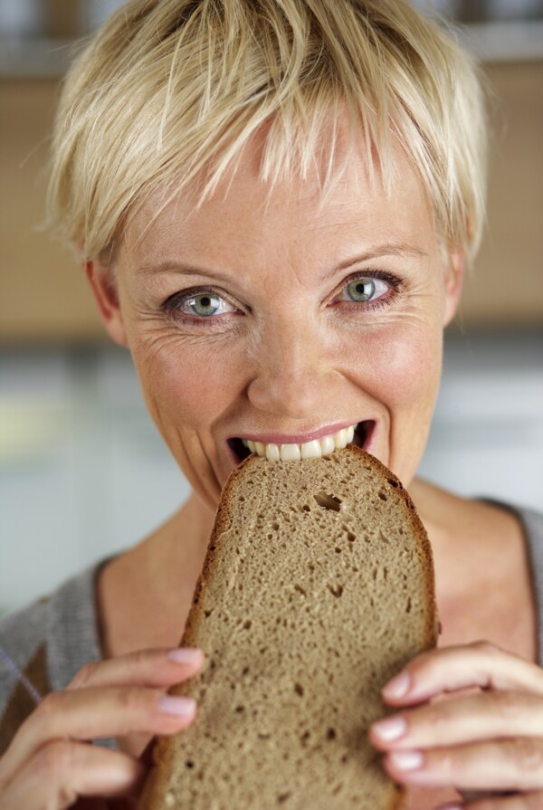 吃面包的外国美女图片