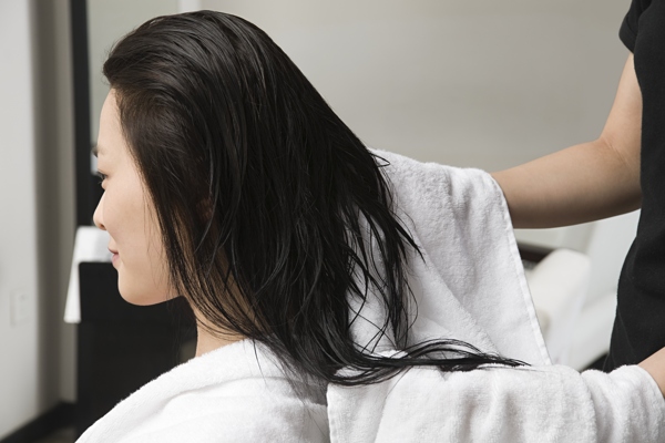理发店洗头发的女人图片