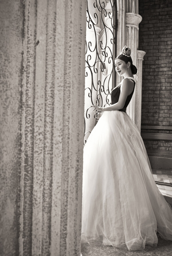 窗前的新娘美女图片