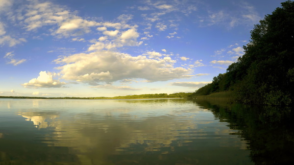 美丽蓝天湖泊风景图片