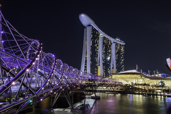 水上的桥夜景图片