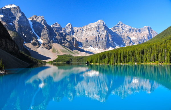 高山下的湖水图片