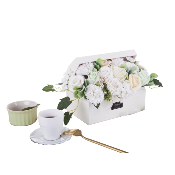 白色花朵礼盒和咖啡杯
