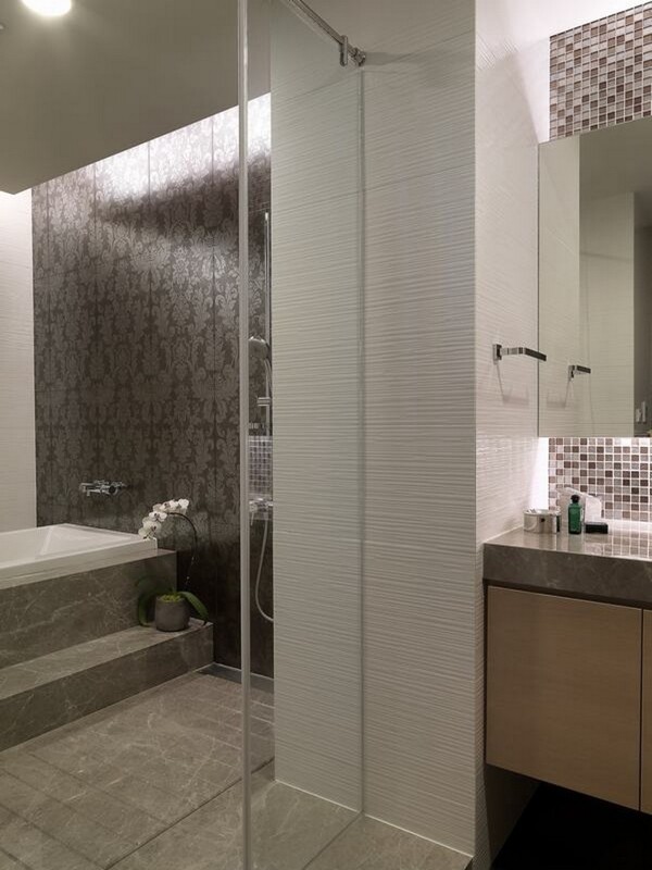 现代简约清新浴室深灰色花纹背景墙室内装修