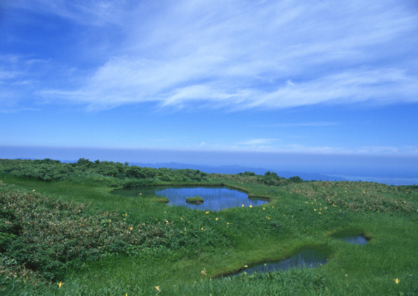 蓝天和湖水