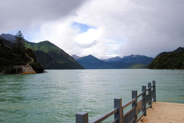 高山河流