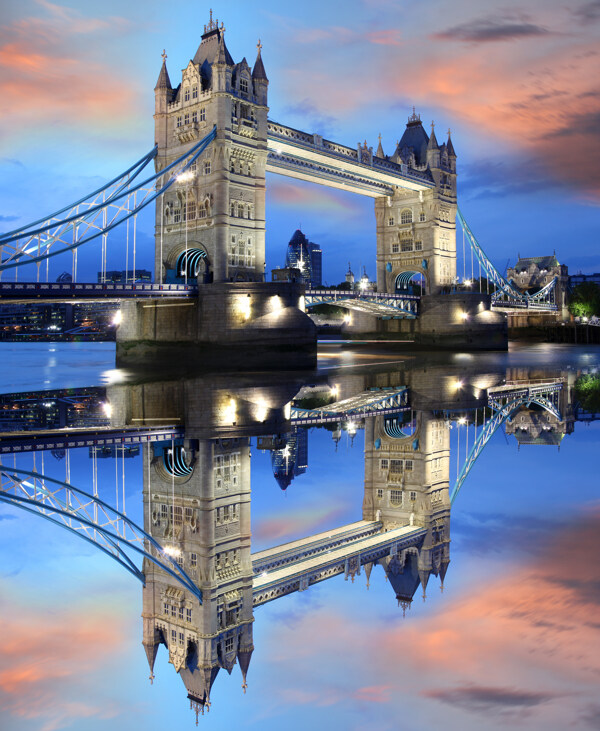伦敦桥夜景图片