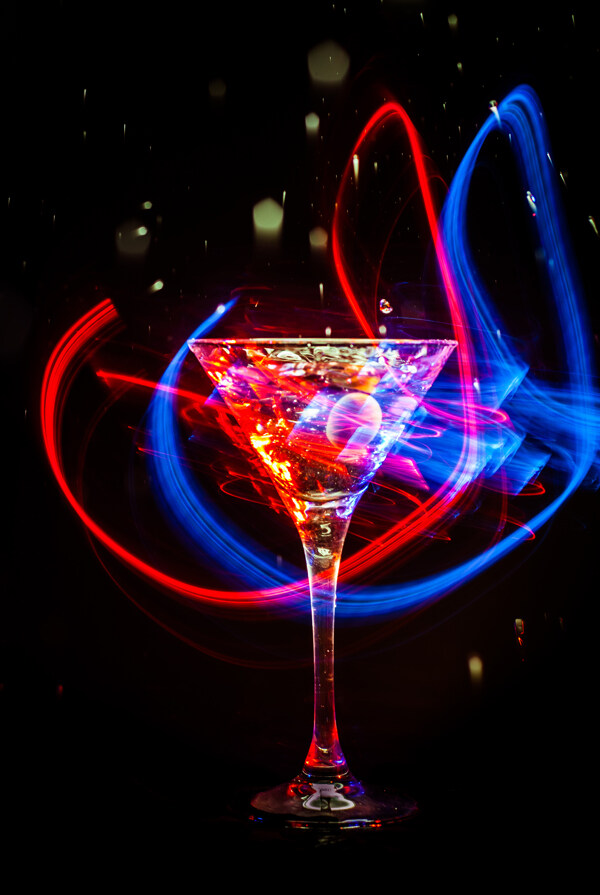 蓝红光围绕的酒杯图片